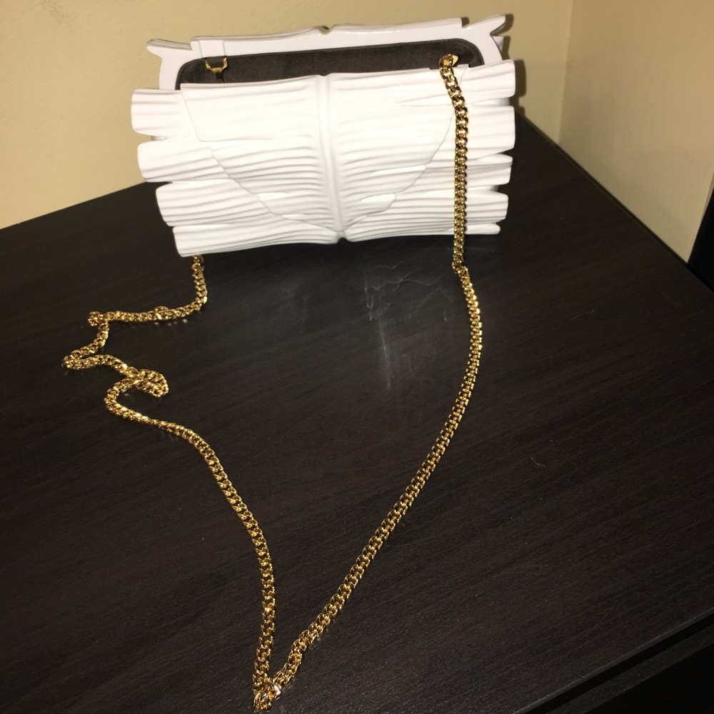 Araniz White Leave Clutch